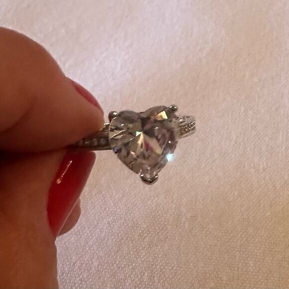 HEART RING - 18K White Gold Plated over .925 Sterling Silver. Simulated Size 7 - Picture 5 of 6
